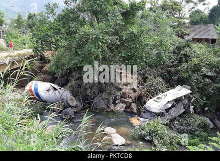 Hanoi. Xv Sep, 2018. Foto scattata il 7 settembre 15, 2018 mostra il sito di un incidente stradale in Vietnam di Lai Chau provincia. Un camion si è schiantato in un inter-provinciale pullman nel Vietnam del nord di Lai montuoso Chau provincia su Sabato, uccidendo 12 persone e il ferimento di altri tre, la polizia provinciale ha detto. Credito: VNA/Xinhua/Alamy Live News Foto Stock