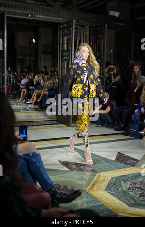 Londra, Regno Unito. Il 14 settembre 2018. Ashley Isham da durante le Fashion Scout SS19. Credito: Marcin Libera Fashion Scout, la vetrina internazionale per la moda pionieri, è indipendente più grande del Regno Unito vetrina per emergenti e ha stabilito il talento di design alla settimana della moda di Londra. Credito: Marcin Libera/Alamy Live News Foto Stock