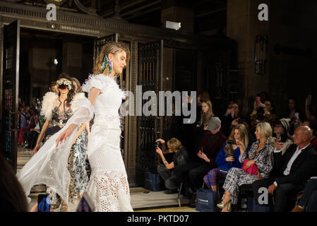 Londra, Regno Unito. Il 14 settembre 2018. Ashley Isham da durante le Fashion Scout SS19. Credito: Marcin Libera Fashion Scout, la vetrina internazionale per la moda pionieri, è indipendente più grande del Regno Unito vetrina per emergenti e ha stabilito il talento di design alla settimana della moda di Londra. Credito: Marcin Libera/Alamy Live News Foto Stock