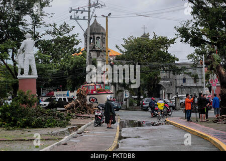 Manila, NCR, Filippine. Xv Sep, 2018. Cittadini guardando la causa danneggiate dal tifone.Il 14 settembre 2018, Super Typhoon Mangkhut ha colpito le Filippine con velocità del vento di 205 chilometri all'ora (km/h), e raffiche di vento arrivano fino a 255 km/h. Più di un migliaio di cittadini filippini in tutto il paese sono state colpite. Credito: ZUMA Press, Inc./Alamy Live News Foto Stock