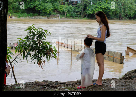 Manila, NCR, Filippine. Xv Sep, 2018. Una madre e suo figlio facendo intravedere accanto al fiume Marikina.Il 14 settembre 2018, Super Typhoon Mangkhut ha colpito le Filippine con velocità del vento di 205 chilometri all'ora (km/h), e raffiche di vento arrivano fino a 255 km/h. Più di un migliaio di cittadini filippini in tutto il paese sono state colpite. Credito: ZUMA Press, Inc./Alamy Live News Foto Stock