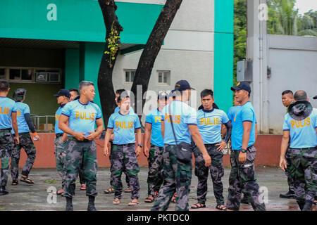 Manila, NCR, Filippine. Xv Sep, 2018. Della polizia in città si sono riuniti intorno alla città un centro salute per le operazioni di soccorso.Il 14 settembre 2018, Super Typhoon Mangkhut ha colpito le Filippine con velocità del vento di 205 chilometri all'ora (km/h), e raffiche di vento arrivano fino a 255 km/h. Più di un migliaio di cittadini filippini in tutto il paese sono state colpite. Credito: ZUMA Press, Inc./Alamy Live News Foto Stock