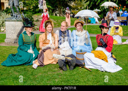 Bath, Regno Unito. Xv Sep, 2018. Jane Austen fans prendendo parte al famoso Grand Regency Promenade in costume sono raffigurate nella Parade Gardens. Il Lungomare, parte della Jane Austen Festival è una processione per le strade di Bath e i partecipanti che provengono da tutto il mondo vestito nel XVIII secolo costume. Credito: Lynchpics/Alamy Live News Foto Stock