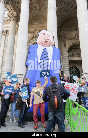 Londra, Regno Unito. 15 Settembre, 2018. Dieci anni dopo il crollo di Lehman Brothers Bank, manifestanti e altoparlanti tenere una manifestazione di protesta per chiedere che cosa è cambiato da allora nel settore finanziario. Credito: Penelope Barritt/Alamy Live News Foto Stock