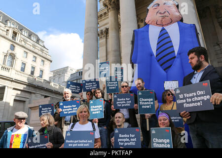 Londra, Regno Unito. 15 Settembre, 2018. Dieci anni dopo il crollo di Lehman Brothers Bank, manifestanti e altoparlanti tenere una manifestazione di protesta per chiedere che cosa è cambiato da allora nel settore finanziario. Credito: Penelope Barritt/Alamy Live News Foto Stock