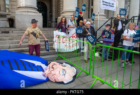 Londra, Regno Unito. Il 15 settembre 2018. I manifestanti di dimostrare al di fuori del Royal Exchange e la Banca di Inghilterra in occasione del decimo anniversario della Lehman Brothers crollo. Essi chiedono che il governo e le banche non penalizzare i più poveri nella società e di assumersi una maggiore responsabilità per le loro azioni. Credito: Mark Thomas/Alamy Live News Foto Stock