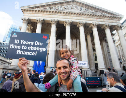 Londra, Regno Unito. Il 15 settembre 2018. I manifestanti di dimostrare al di fuori del Royal Exchange e la Banca di Inghilterra in occasione del decimo anniversario della Lehman Brothers crollo. Essi chiedono che il governo e le banche non penalizzare i più poveri nella società e di assumersi una maggiore responsabilità per le loro azioni. Credito: Mark Thomas/Alamy Live News Foto Stock