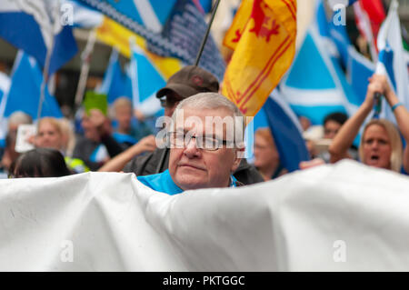 Glasgow, Scotland, Regno Unito. 15 Settembre, 2018. Gli attivisti a sostegno dell indipendenza scozzese marzo attraverso le strade di Glasgow. La manifestazione è stata organizzata dal gruppo di speranza sulla paura e ha denominato questa volta è sì. Il mese di marzo è stata organizzata dal gruppo Saor Alba e percorsa da Clyde luogo attraverso la città di unirsi al rally a George Square. Credito: Berretto Alamy/Live News Foto Stock