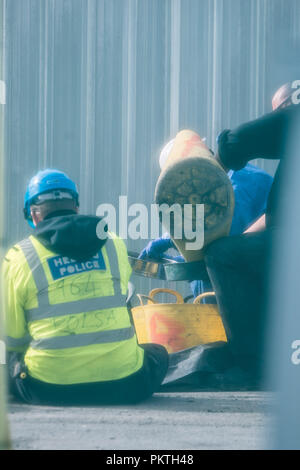 Aberystwyth Wales UK, sabato 15 settembre 2018 di polizia (CSI Crime Scene Investigation) ufficiali setacciare attraverso secchi di carbonizzazione macerie cercando prove forensi dopo la scoperta dei resti umani nelle rovine di Ty Belgrave House hotel che è stato completamente distrutto in un incendio devastante sul XXV Luglio 2018, 30-anno-vecchio Damion Harris è stata affidata in custodia cautelare a Swansea Crown Court caricato con incendio doloso con l intento di mettere in pericolo la vita. Foto © Keith Morris / Alamy Live News Foto Stock