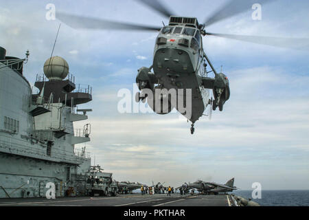 Immagine del file. Il 15 settembre 2018. La Royal Navy Sea King ASaC MK 7 sono di fare un finale flypast oltre il sud ovest dell'Inghilterra il 18 settembre 2018 per contrassegnare la fine di una quarantina di nove anni di servizio con la Fleet Air Arm. Foto: Yeovilton, UK. Il 7 luglio 2018. 849 NAS hanno volato l'aria Bourne Early Warning versione del mare re dal 1982 Immagine mostra un mare re elicottero abaourd HMS illustre in 2005 Credit: fotografare Nord/Alamy Live News Foto Stock