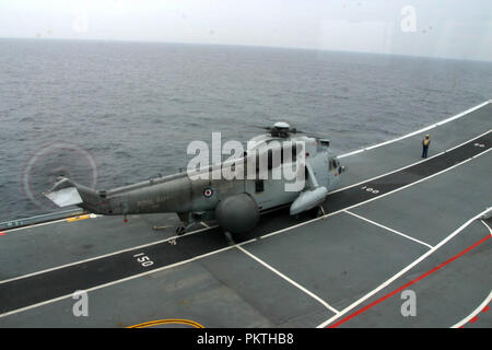 Immagine del file. Il 15 settembre 2018. La Royal Navy Sea King ASaC MK 7 sono di fare un finale flypast oltre il sud ovest dell'Inghilterra il 18 settembre 2018 per contrassegnare la fine di una quarantina di nove anni di servizio con la Fleet Air Arm. Foto: Yeovilton, UK. Il 7 luglio 2018. 849 NAS hanno volato l'aria Bourne Early Warning versione del mare re dal 1982 Immagine mostra un mare re elicottero abaourd HMS illustre in 2005 Credit: fotografare Nord/Alamy Live News Foto Stock