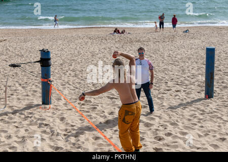 Bournemouth, Regno Unito. Il 15 settembre 2018. Le persone che si godono le ultime di estate il sole sulla spiaggia di Bournemouth come buon UK meteo prosegue in autunno. La gente sulla spiaggia e molo presso il Boscombe fine di Bournemouth nel Dorset. Credito: Thomas Faull/Alamy Live News Foto Stock