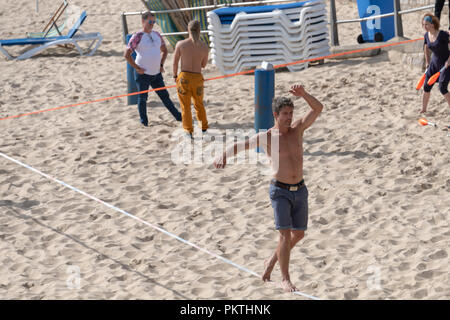 Bournemouth, Regno Unito. Il 15 settembre 2018. Le persone che si godono le ultime di estate il sole sulla spiaggia di Bournemouth come buon UK meteo prosegue in autunno. La gente sulla spiaggia e molo presso il Boscombe fine di Bournemouth nel Dorset. Credito: Thomas Faull/Alamy Live News Foto Stock