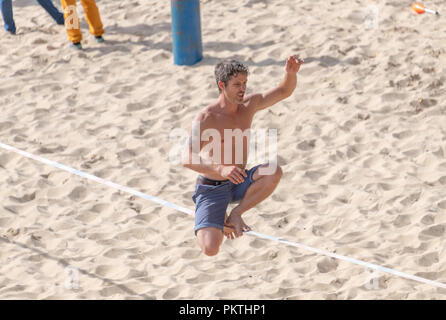 Bournemouth, Regno Unito. Il 15 settembre 2018. Le persone che si godono le ultime di estate il sole sulla spiaggia di Bournemouth come buon UK meteo prosegue in autunno. La gente sulla spiaggia e molo presso il Boscombe fine di Bournemouth nel Dorset. Credito: Thomas Faull/Alamy Live News Foto Stock