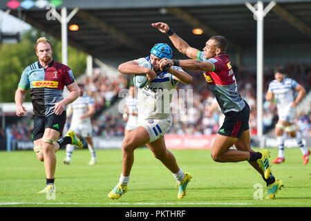 Londra, Regno Unito. Il 15 settembre 2018. Zach Mercer del bagno è affrontato da Joe Marchant di arlecchini durante la Premiership Gallagher match tra arlecchini e bagno a Twickenham Stoop Sabato, 15 settembre 2018. Londra Inghilterra. (Solo uso editoriale, è richiesta una licenza per uso commerciale. Nessun uso in scommesse, giochi o un singolo giocatore/club/league pubblicazioni.) Credito: Taka Wu/Alamy Live News Foto Stock