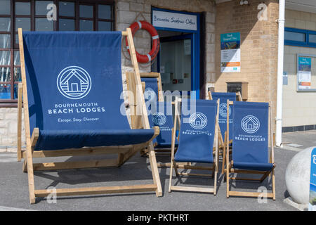 Bournemouth, Regno Unito. Il 15 settembre 2018. Un gigante di sedia a sdraio e di dimensioni normali sedie a sdraio in Bournemouth Credito: Thomas Faull/Alamy Live News Foto Stock