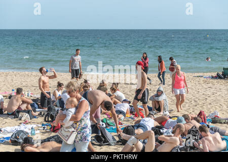 Bournemouth, Regno Unito. Il 15 settembre 2018. Le persone che si godono le ultime di estate il sole sulla spiaggia di Bournemouth come buon UK meteo prosegue in autunno. La gente sulla spiaggia e molo presso il Boscombe fine di Bournemouth nel Dorset. Credito: Thomas Faull/Alamy Live News Foto Stock