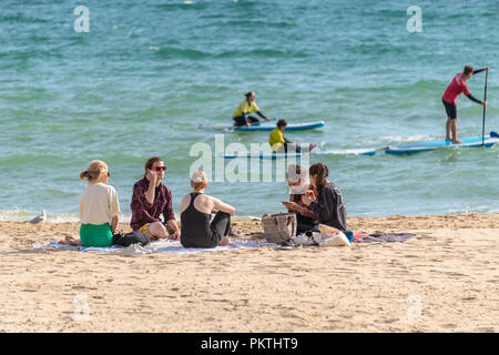 Bournemouth, Regno Unito. Il 15 settembre 2018. Le persone che si godono le ultime di estate il sole sulla spiaggia di Bournemouth come buon UK meteo prosegue in autunno. La gente sulla spiaggia e molo presso il Boscombe fine di Bournemouth nel Dorset. Credito: Thomas Faull/Alamy Live News Foto Stock