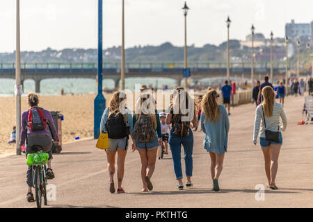 Bournemouth, Regno Unito. Il 15 settembre 2018. Le persone che si godono le ultime di estate il sole sulla spiaggia di Bournemouth come buon UK meteo prosegue in autunno. La gente sulla spiaggia e molo presso il Boscombe fine di Bournemouth nel Dorset. Credito: Thomas Faull/Alamy Live News Foto Stock