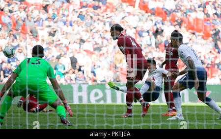 Londra, Regno Unito. Xv Sep, 2018. Tottenham Hotspur il figlio Heung-Min (terza R) germogli durante la Premier League inglese match tra Tottenham Hotspur e Liverpool presso la stadio di Wembley a Londra, in Gran Bretagna il 7 settembre 15, 2018. Liverpool ha vinto 2-1. Credito: Han Yan/Xinhua/Alamy Live News Foto Stock