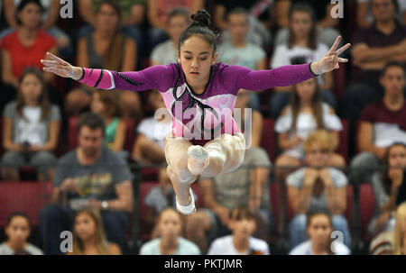 15 settembre 2018, Baden-Wuerttemberg, Stoccarda: 15 settembre 2018, Germania Stoccarda: ginnastica: Campionato Mondiale le qualifiche, le donne nella Scharrena: Isabelle Stingl esegue sul fascio di equilibrio. Foto: Marijan Murat/dpa Foto Stock