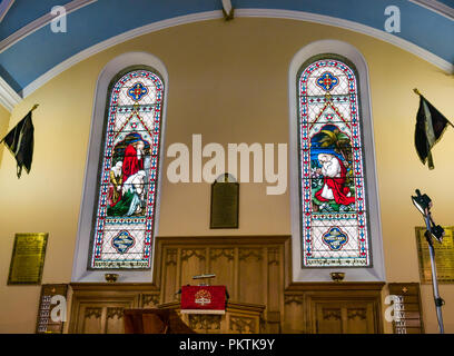 Gladsmuir Parish Church, Gladsmuir, East Lothian, Scozia, Regno Unito, 15 settembre 2018. L'interno della chiesa con vetrate dedicate al col James Ainslie Foto Stock