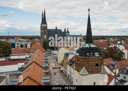 15 settembre 2018, Sassonia-Anhalt, Koethen: 15 settembre 2018, Germania, Koethen: molti cittadini hanno dipinto e messaggi scritti sul pavimento con un pastello. Il St.Jakob chiesa (C) presso la piazza del mercato può essere visto in background. Una grande candela che brucia è stata dipinta sulla pavimentazione della piazza del mercato, incorniciato da un fiore e una colomba della pace. Prima che un progetto di dimostrazione di diversi di destra, gruppi di persone in Koethen, Sassonia-Anhalt, dipinto il loro luogo di mercato a colori. Foto: Sebastian Köhler/dpa-Zentralbild/dpa Foto Stock