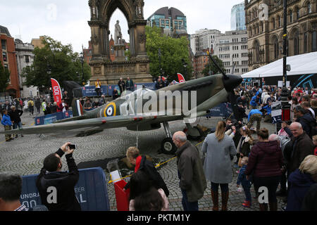 Manchester, Regno Unito. Il 15 settembre 2018. Centinaia di persone visitano la Royal Air Force a 100, aeromobili tour. Sul display nella piazza della città sono il beccaccino biplano, Spitfire, Harrier, Typhoon replica e un Lancaster anteriore della fusoliera. Albert Square, Manchester , 15 settembre 2018 (C)Barbara Cook/Alamy Live News Foto Stock