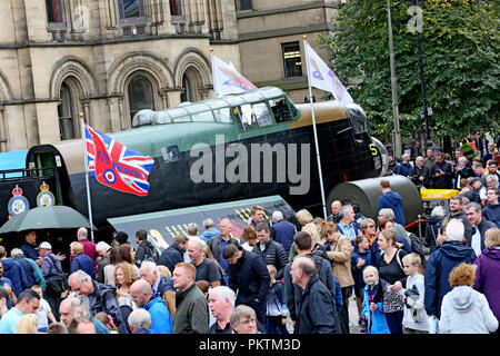 Manchester, Regno Unito. Il 15 settembre 2018. Centinaia di persone visitano la Royal Air Force a 100, aeromobili tour. Sul display nella piazza della città sono il beccaccino biplano, Spitfire, Harrier, Typhoon replica e un Lancaster anteriore della fusoliera. Albert Square, Manchester , 15 settembre 2018 (C)Barbara Cook/Alamy Live News Foto Stock