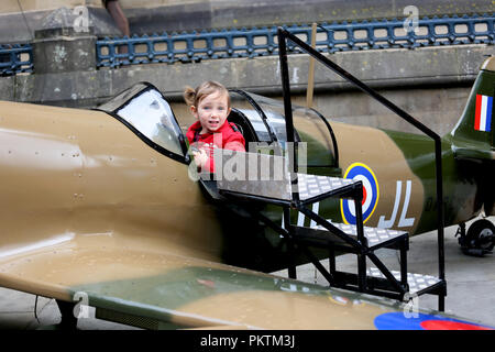 Manchester, Regno Unito. Il 15 settembre 2018. Una giovane ragazza seduta in un piccolo piano di replica come centinaia di persone visitano la Royal Air Force a 100, aeromobili tour. Sul display nella piazza della città sono il beccaccino biplano, Spitfire, Harrier, Typhoon replica e un Lancaster anteriore della fusoliera. Albert Square, Manchester , 15 settembre 2018 (C)Barbara Cook/Alamy Live News Foto Stock