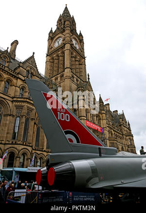 Manchester, Regno Unito. Il 15 settembre 2018. Centinaia di persone visitano la Royal Air Force a 100, aeromobili tour. Sul display nella piazza della città sono il beccaccino biplano, Spitfire, Harrier, Typhoon replica e un Lancaster anteriore della fusoliera. Albert Square, Manchester , 15 settembre 2018 (C)Barbara Cook/Alamy Live News Foto Stock