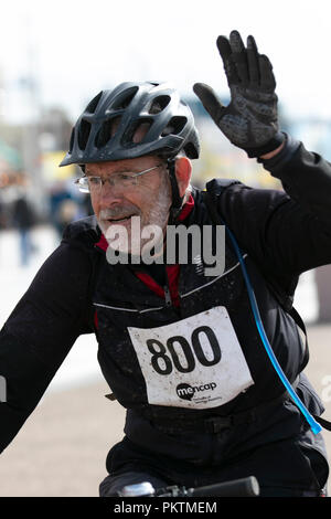 Blackpool, Lancashire, Regno Unito. Il 15 settembre 2018. "Pedale al Molo' Mencap Off road cycling 100km Challenge. Il fango è spruzzato sulle concorrente 800 si avvicina al traguardo dopo una estenuante 60 miglio carità off-road in bicicletta da Manchester a Blackpool, terminanti in corrispondenza del promontorio della torre. Credito; MediaWorldImages/AlamyLiveNewsMencap Off road cycling 100km Challenge. Il fango è spruzzato sulle concorrente si avvicina al traguardo dopo una estenuante 60 miglio carità off-road in bicicletta da Manchester a Blackpool, terminanti in corrispondenza del promontorio della torre. Credito; MediaWorldImages/AlamyLiveNews Foto Stock