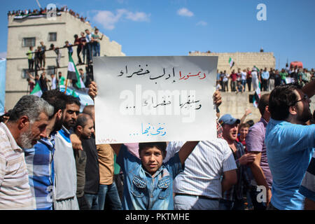 Idleb, Siriano Nord, Siria. Xiv Sep, 2018. Un bambino visto tenendo un poster durante la protesta contro il regime siriano.centinaia di manifestanti è venuto fuori in città Idlib su con lo slogan di alcuna alternativa per rovesciare il regime e i dimostranti cantando e rasserenanti ci sono civili e vogliamo la libertà e non vogliamo che il regime siriano. Credito: Muhmmad Al-Najjar SOPA/images/ZUMA filo/Alamy Live News Foto Stock