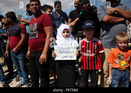 Idleb, Siriano Nord, Siria. Xiv Sep, 2018. Un bambino visto tenendo un poster durante la protesta contro il regime siriano.centinaia di manifestanti è venuto fuori in città Idlib su con lo slogan di alcuna alternativa per rovesciare il regime e i dimostranti cantando e rasserenanti ci sono civili e vogliamo la libertà e non vogliamo che il regime siriano. Credito: Muhmmad Al-Najjar SOPA/images/ZUMA filo/Alamy Live News Foto Stock