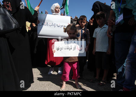 Idleb, Siriano Nord, Siria. Xiv Sep, 2018. Un bambino visto tenendo un poster durante la protesta contro il regime siriano.centinaia di manifestanti è venuto fuori in città Idlib su con lo slogan di alcuna alternativa per rovesciare il regime e i dimostranti cantando e rasserenanti ci sono civili e vogliamo la libertà e non vogliamo che il regime siriano. Credito: Muhmmad Al-Najjar SOPA/images/ZUMA filo/Alamy Live News Foto Stock