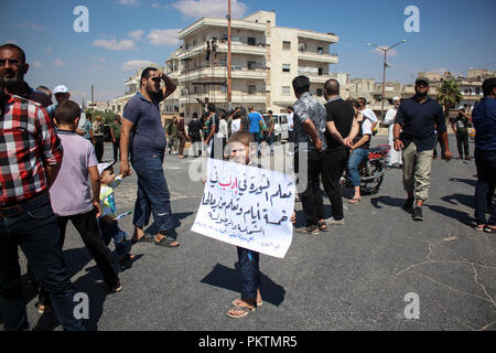 Idleb, Siriano Nord, Siria. Xiv Sep, 2018. Un bambino visto tenendo un poster durante la protesta contro il regime siriano.centinaia di manifestanti è venuto fuori in città Idlib su con lo slogan di alcuna alternativa per rovesciare il regime e i dimostranti cantando e rasserenanti ci sono civili e vogliamo la libertà e non vogliamo che il regime siriano. Credito: Muhmmad Al-Najjar SOPA/images/ZUMA filo/Alamy Live News Foto Stock