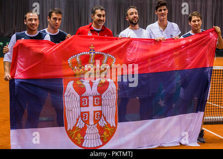 Kraljevo impianto sportivo, Kraljevo, Serbia. Xv Sep, 2018. Tennis Davis Cup World Group, play-off, Serbia contro l'India; Il team di Serbia celebrare la loro vittoria Credit: Azione Plus sport/Alamy Live News Foto Stock