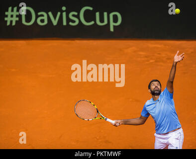 Kraljevo impianto sportivo, Kraljevo, Serbia. Xv Sep, 2018. Tennis Davis Cup World Group, play-off, Serbia contro l'India; Rohan Bopanna (IND) serve Credito: Azione Sport Plus/Alamy Live News Foto Stock