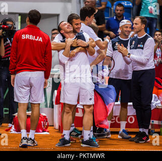 Kraljevo impianto sportivo, Kraljevo, Serbia. Xv Sep, 2018. Tennis Davis Cup World Group, play-off, Serbia contro l'India; Il team di Serbia celebrare la loro vittoria Credit: Azione Plus sport/Alamy Live News Foto Stock