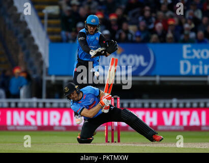 Edgbaston, Birmingham, Regno Unito. Xv Sep, 2018. Cricket vitalità T20 Blast Finals giorno, Sussex squali versus Worcestershire Rapids; Laurie Evans di Sussex squali cerca di giocare un colpo indietro sopra la sua testa ed è bloccato dal detentore di ben credito Cox: Azione Plus sport/Alamy Live News Foto Stock