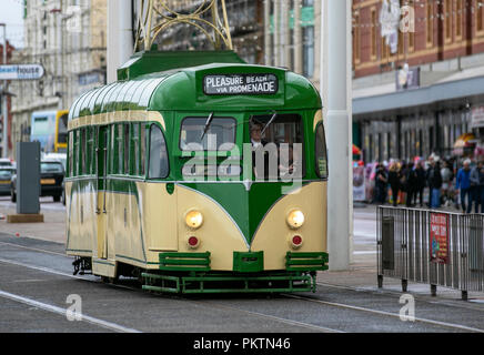 1939 30s Thirties Blackpool Boat 600 vintage trolley bus; aprile 2019. Meteo Regno Unito. Le condizioni calde continuano come i tram storici dei passeggeri dei traghetti del passato lungo il lungomare. Foto Stock