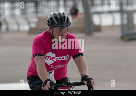 Blackpool, Lancashire, Regno Unito. Il 15 settembre 2018. "Pedale al Molo' Mencap Off road cycling 100km Challenge. Il fango è spruzzato sulle concorrente si avvicina al traguardo dopo una estenuante 60 miglio carità off-road in bicicletta da Manchester a Blackpool, terminanti in corrispondenza del promontorio della torre. Credito; MediaWorldImages/AlamyLiveNewsMencap Off road cycling 100km Challenge. Il fango è spruzzato sulle concorrente si avvicina al traguardo dopo una estenuante 60 miglio carità off-road in bicicletta da Manchester a Blackpool, terminanti in corrispondenza del promontorio della torre. Credito; MediaWorldImages/AlamyLiveNews Foto Stock