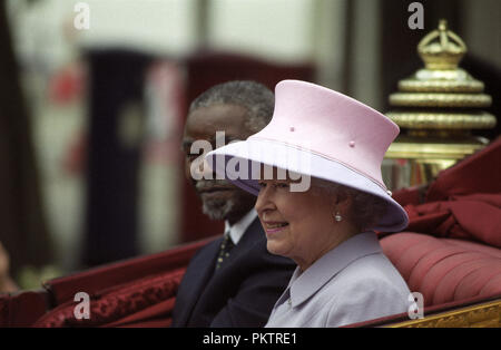 La visita di Stato del Presidente Thabo Mbeki, Presidente del Sudafrica, a Windsor con Sua Maestà la Regina Elisabetta II il 12 giugno 2001 Foto Stock