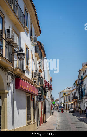 Cordoba, Spagna - 20 Giugno : una persona solitaria camminando per le strade di Cordoba il 20 giugno 2017. Foto Stock