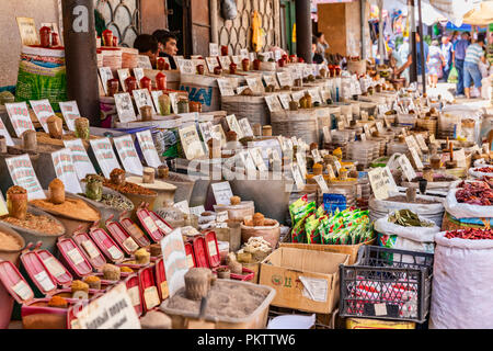 Negozi nel famoso Bazaar di SSL a Bishkek, Kirghizistan Foto Stock