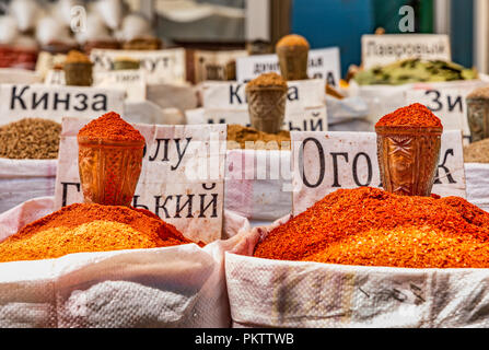 Negozi nel famoso Bazaar di SSL a Bishkek, Kirghizistan Foto Stock