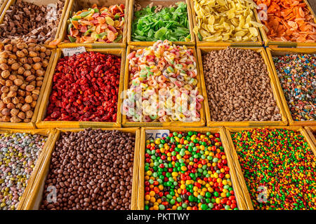 Negozi nel famoso Bazaar di SSL a Bishkek, Kirghizistan Foto Stock