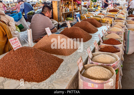 Negozi nel famoso Bazaar di SSL a Bishkek, Kirghizistan Foto Stock