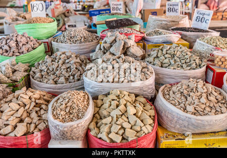 Negozi nel famoso Bazaar di SSL a Bishkek, Kirghizistan Foto Stock