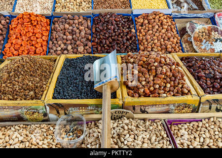 Negozi nel famoso Bazaar di SSL a Bishkek, Kirghizistan Foto Stock